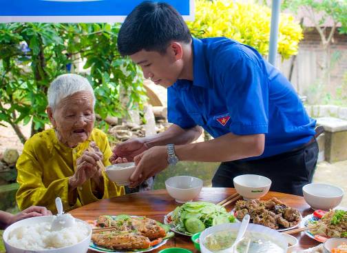 Bữa cơm đoàn viên cùng Mẹ Việt Nam Anh hùng